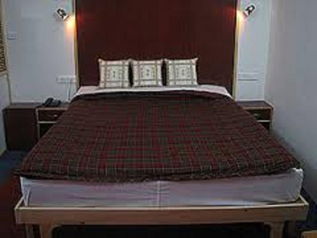 Holiday Plaza Hotel ศรีนาการ์ ภายนอก รูปภาพ