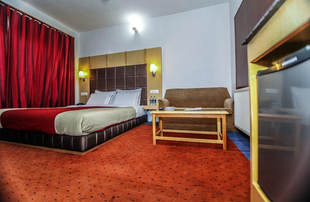 Holiday Plaza Hotel ศรีนาการ์ ภายนอก รูปภาพ
