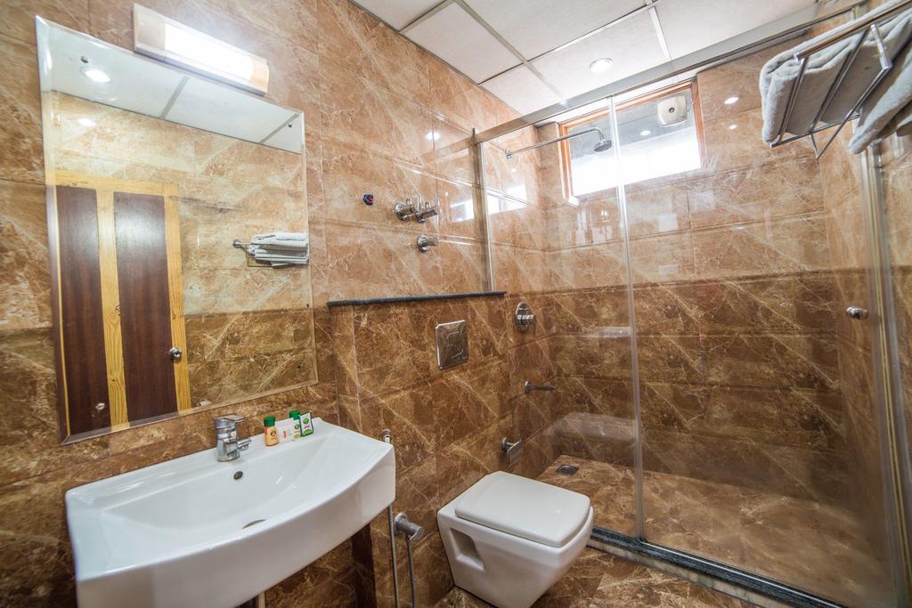 Holiday Plaza Hotel ศรีนาการ์ ภายนอก รูปภาพ