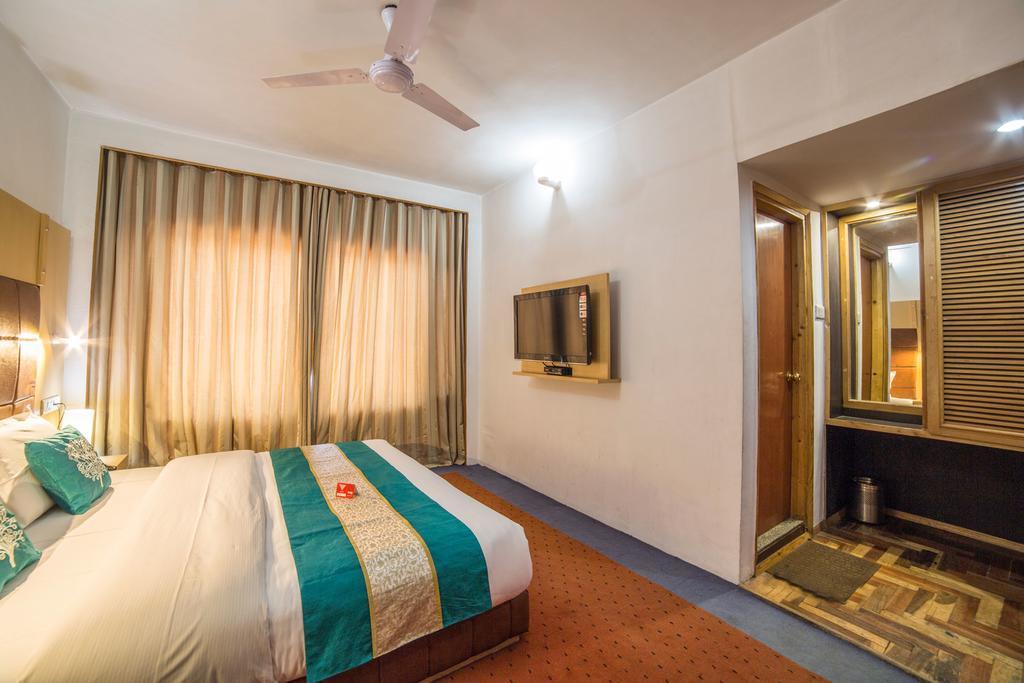 Holiday Plaza Hotel ศรีนาการ์ ภายนอก รูปภาพ